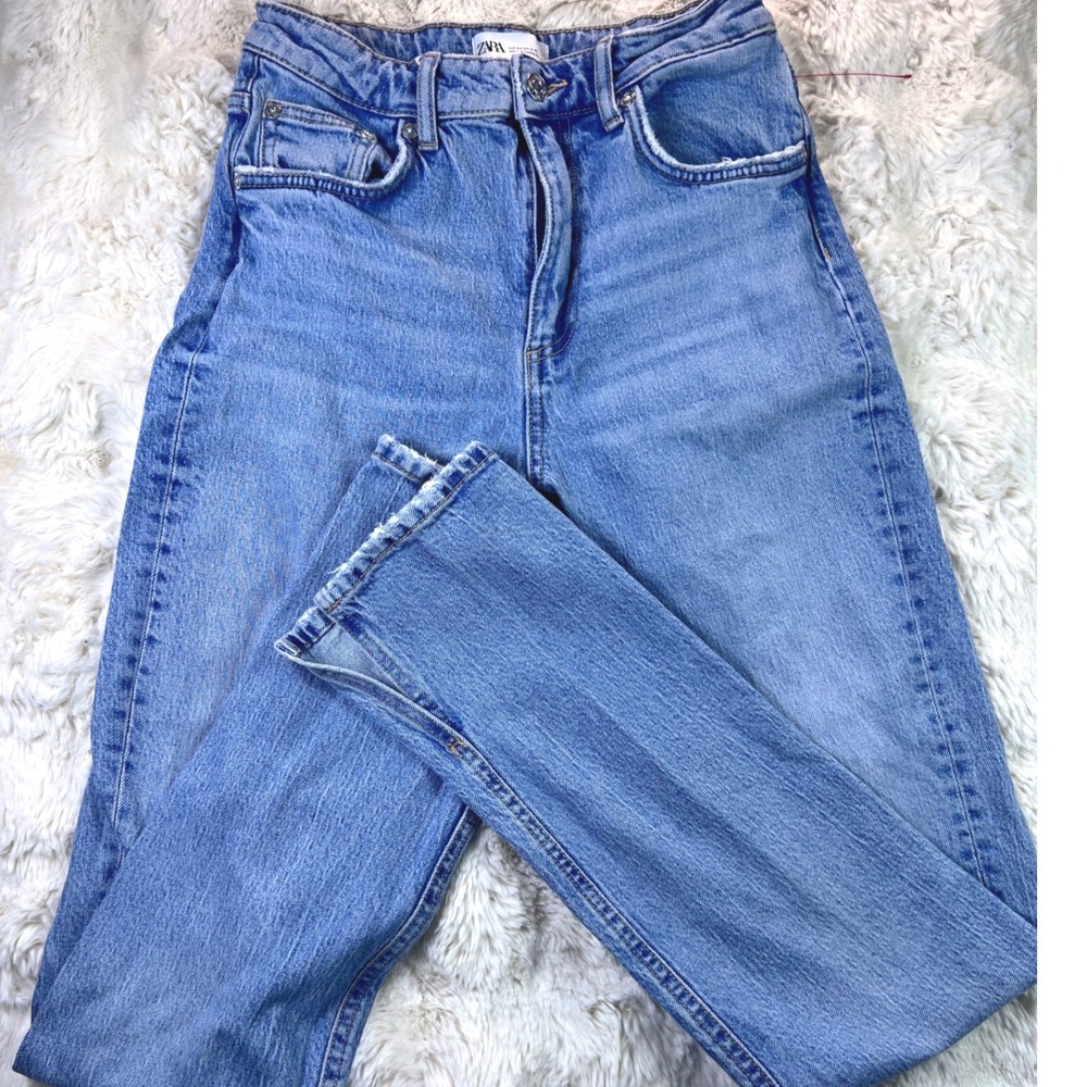Zara High Waisted Straight Leg Jeans Medium Wash Split Hem Size 2. A42
